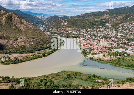 Draufsicht Auf Die Alte Georgische Stadt Mzcheta Im Tal Der Verbindung Der Flusses Kura Und Aragvi. Mzcheta, Georgien Stockfoto