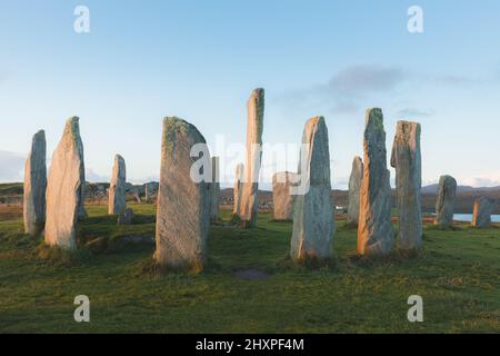 Die historische Stätte von Callanish Standing Stones, einem neolithischen Steinkreis auf der Isle of Lewis in den Äußeren Hebriden von Schottland bei Sonnenuntergang oder Sonnenaufgang. Stockfoto