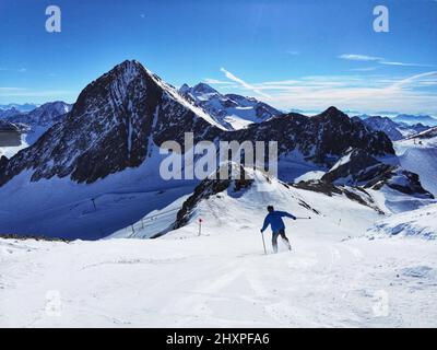 14. März 2022, Neustift im Stubaital, Tirol, Österreich: Blick auf die Skipisten am Stubaier Gletscher in Tirol, Österreich. Trotz der Abschaffung aller Maßnahmen zur Bekämpfung der Pandemie bleiben die Menschenmengen leicht. (Bild: © Sachelle Babbar/ZUMA Press Wire) Stockfoto