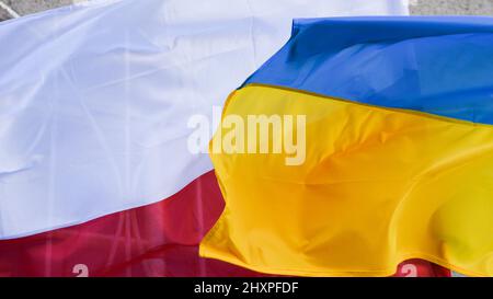 Polnische und ukrainische Flagge. Gemeinsam Flüchtlingen gegen Russland im Krieg helfen. Stockfoto