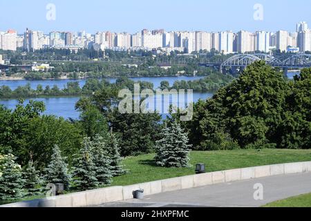 FLUSS DNEPR FLIESST DURCH KIEW, UKRAINE. Stockfoto