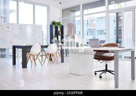 Ein Raum, in dem Kreativität fließt. Standbild eines modernen Bürobereichs. Stockfoto