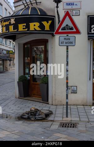 BRATISLAVA, SLOWAKEI, 21. FEBRUAR 2022: Berühmte Skulptur von man at Work (Cumil) im Stadtzentrum Stockfoto