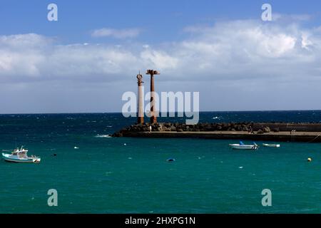 Skulptur von Los Juguetes de Erjos von Jose Abad, Playa De Las Cucharas, Costa Teguise, Lanzarote, Kanarische Inseln, Spanien. Stockfoto