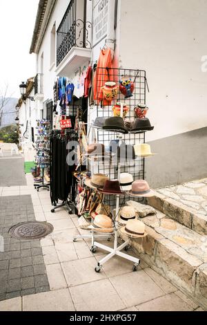 Guadalest, Alicante, Spanien - 27. November 2021: Souvenirladen und Kunsthandwerksladen im Dorf Guadalest an einem bewölkten Wintertag. Stockfoto