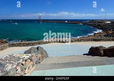 Skulptur von Los Juguetes de Erjos von Jose Abad, Playa De Las Cucharas, Costa Teguise, Lanzarote, Kanarische Inseln, Spanien. Stockfoto