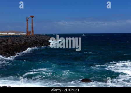 Skulptur von Los Juguetes de Erjos von Jose Abad, Playa De Las Cucharas, Costa Teguise, Lanzarote, Kanarische Inseln, Spanien. Stockfoto