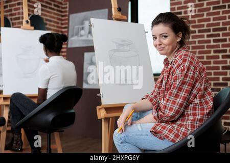 Portrait einer Studentin, die an der Illustration arbeitet Masterpiece drawing Vase model on painting canvad, die an der grafischen Technik arbeitet, indem sie im Kreativitätsstudio Zeichenwerkzeuge verwendet. Art Class Konzept Stockfoto