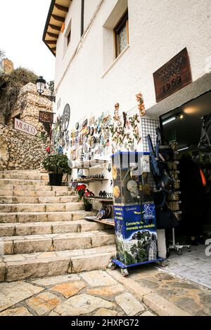 Guadalest, Alicante, Spanien - 27. November 2021: Souvenirladen und Kunsthandwerksladen im Dorf Guadalest an einem bewölkten Wintertag. Stockfoto