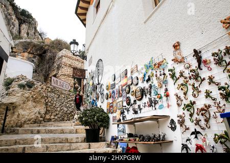 Guadalest, Alicante, Spanien - 27. November 2021: Souvenirladen und Kunsthandwerksladen im Dorf Guadalest an einem bewölkten Wintertag. Stockfoto