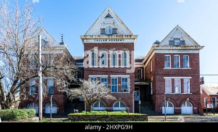 Selma, Alabama, USA-1. März 2022: Historisches Gebäude der Dallas Academy, erbaut 1889. Ursprünglich eine private Schule für Selmas Weathie, Dallas Adamy spät Stockfoto