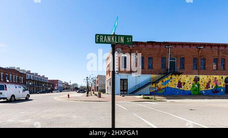 Selma, Alabama, USA-1. März 2022: Ecke Franklin St. und Water Ave. Im historischen Viertel Selma. Stockfoto