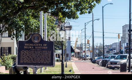 Selma, Alabama, USA-1. März 2022: Historische Markierung in der Nähe des Rathauses, die einen kurzen Überblick über die Geschichte von Selma gibt. Edmund Pettus Bridge ist visib Stockfoto