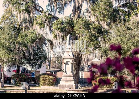 Selma, Alabama, USA-1. März 2022: Aufwendig geschnitztes Denkmal auf dem historischen Live Oak Cemetery in Selma im frühen Frühjahr. Viele von Selmas prominenter Bürgerin Stockfoto