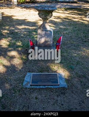 Selma, Alabama, USA-1. März 2022: Markierung eines der Massengräber im Confederate Memorial Circle am Live Oak Cemetery. Diese 1-Acre circula Stockfoto