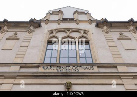 Hagen, Deutschland. 14. März 2022. Das Osthaus Museum Hagen. Die Retrospektive „Exposed“ des kanadischen Musikers Bryan Adams zeigt 180 Fotografien des Musikers, der seit vielen Jahren nicht nur internationale Showstars, sondern auch Kriegsveteranen und Obdachlose porträtiert. Quelle: Rolf Vennenbernd/dpa/Alamy Live News Stockfoto