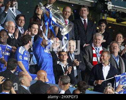 Chelsea EigentŸmer Roman Abramowitsch Abramowitsch (rechts mit Fahne ) freut sich mit den Spielern Ÿber den Championsleague Sieg - Dieder Drogba stemmt den Pokal, darŸber Bayerns MinisterprŠsidentHorst Seehofer und MŸnchens OberbŸrgermeister Christian Ude UEFA Championsleague Finale : FC Bayern MŸnchen - FC Chelsea 4:5 N.E. 19.5.2012 © diebilderwelt / Alamy Stock Stockfoto