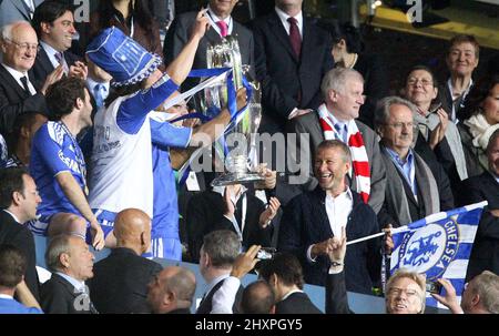 Chelsea EigentŸmer Roman Abramowitsch Abramowitsch (rechts mit Fahne ) freut sich mit den Spielern Ÿber den Championsleague Sieg , darŸber Bayerns MinisterprŠsidentHorst Seehofer und MŸnchens OberbŸrgermeister Christian Ude UEFA Championsleague Finale : FC Bayern MŸnchen - FC Chelsea 4:5 N.E. 19.5.2012 © diebilderwelt / Alamy Stock Stockfoto