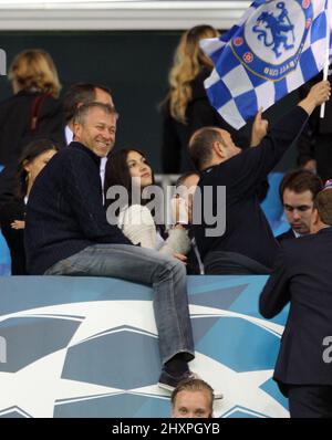 Chelsea Besitzer Roman Abramowitsch sitzt auf der Mauer und freut sich Fussball Championsleague Fussball Championsleague Abramovich Finale FC Chelsea - FC Bayern MŸnchen 2011 / 2012 Championsleague Finale FC Chelsea - FC Bayern 5… 4 n Elfmeterschiessen münchen in münchen 19. 5. 2012 © diebilderwelt / Alamy Stock Stockfoto