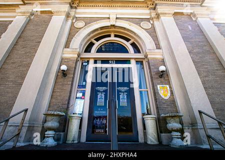 Selma, Alabama, USA-1. März 2022: Eingangstüren des Selma and Dallas County Center for Commerce im historischen Gebäude der Carnegie Library Stockfoto