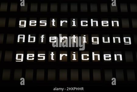 Hannover, Deutschland. 14. März 2022. Eine Anzeigetafel am Flughafen Hannover informiert über stornierte Flugverbindungen. Passagiere an mehreren deutschen Flughäfen müssen zu Beginn der Woche mit Flugausfällen und Verspätungen rechnen. Die Gewerkschaft Verdi hat das Sicherheitspersonal der Passagierkontrolle an mehreren deutschen Flughäfen am Montag zu einem eintägigen Warnstreik aufgefordert. Quelle: Julian Stratenschulte/dpa/Alamy Live News Stockfoto