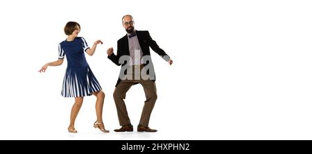 Flyer. Ein Paar Tänzer, junger Mann und Frau in Vintage-Retro-Stil-Outfits tanzen Swing-Tanz isoliert auf weißem Hintergrund. Zeitlose Traditionen Stockfoto