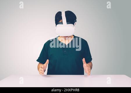 Porträt des jungen asiatischen Mann trägt Brille virtuelle Realität mit aufgeregt isoliert auf weißem Hintergrund, Metaverse Technologie und Gerät, Innovation für Stockfoto