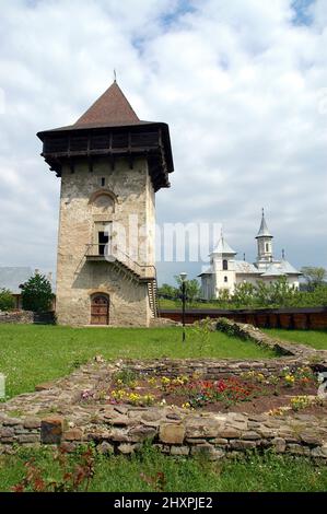 Kloster Humor, Kreis Suceava, Moldawien, Rumänien: Der Turm von Vasile Lupu im Kloster Humor. Stockfoto