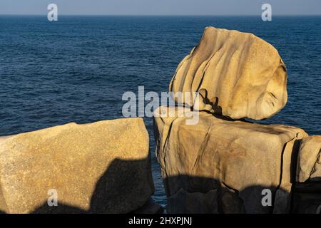 Acantilados de Papel (Papierklippen) in der Zone Rías Altas in Gaiicia bei Sonnenuntergang mit gewundenen Felsformationen. Stockfoto