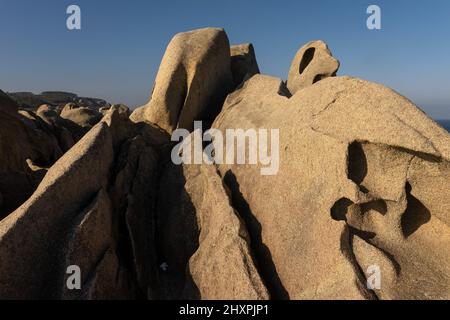 Acantilados de Papel (Papierklippen) in der Zone Rías Altas in Gaiicia bei Sonnenuntergang mit gewundenen Felsformationen. Stockfoto