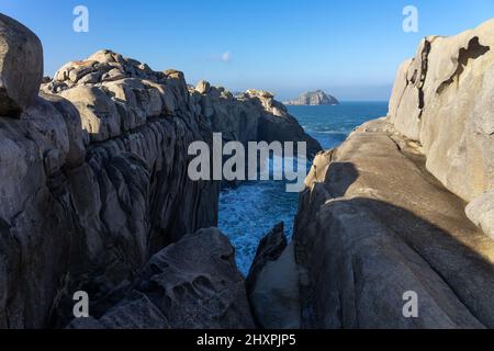 Acantilados de Papel (Papierklippen) in der Zone Rías Altas in Gaiicia bei Sonnenuntergang mit gewundenen Felsformationen. Stockfoto