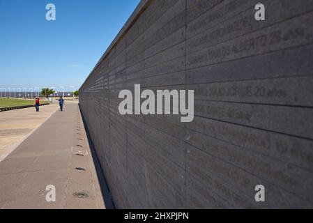 Buenos Aires, Argentinien; 01. Feb 2020: Besucher des Gedenkparks, dem Denkmal für die Opfer des staatlichen Terrorismus der Regierung Stockfoto