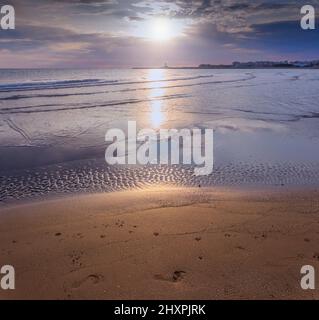 Sonnenuntergang am Strand. Die schönsten Strände von Apulien, Italien: San Lorenzo Beach in Vieste. Stockfoto