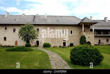 Kloster Sucevitsa, Kreis Suceava, Moldawien, Rumänien: Eine der berühmten gemalten Kirchen Moldawiens. Der Klostergarten und die Gebäude. Stockfoto