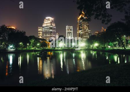 Nachtstadt. Stadtbild, Stadtlandschaft Lumpini Park Bangkok Stockfoto