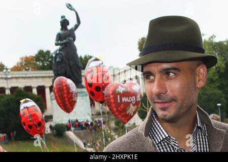 Trainer Pep Josep Guardiola FC Bayern MŸnchen München vor der Bavaria © diebilderwelt / Alamy Stock Stockfoto