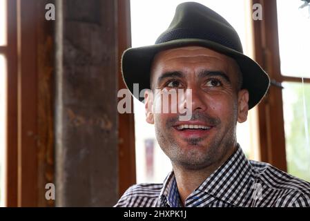 Trainer Pep Josep Guardiola FC Bayern MŸnchen München mit Hut © diebilderwelt / Alamy Stock Stockfoto