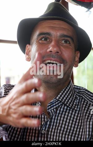 Trainer Pep Josep Guardiola FC Bayern MŸnchen München mit Hut © diebilderwelt / Alamy Stock Stockfoto
