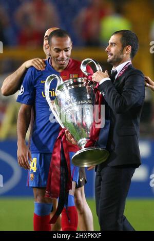 sam// Trainer Josep Guardiola mit dem Pokal und Thierry Henry Championsleague Finale 2009 FC Barcelona - Manchester United 2:0 im Rom Championsleague Finale FC Barcelona gegen Manchester United 27. 5. 2009 in rom italien © diebilderwelt / Alamy Stock Stockfoto