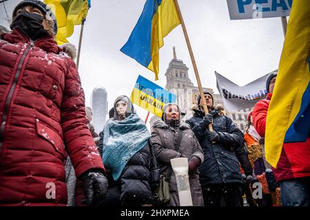 Toronto, Kanada. 13. März 2022. Demonstranten halten ukrainische Flaggen und Plakate während der Demonstration. Tausende marschieren zum US-Konsulat zu einer ìNo Fly Zoneî-Kundgebung in Toronto, Kanada. Nach dem Einmarsch der Russiaís in die Ukraine wurden weltweit Proteste organisiert. Kredit: SOPA Images Limited/Alamy Live Nachrichten Stockfoto