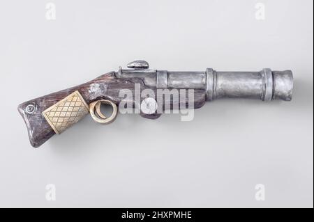 Flintlock Pistole isoliert auf dem grauen Hintergrund Stockfoto