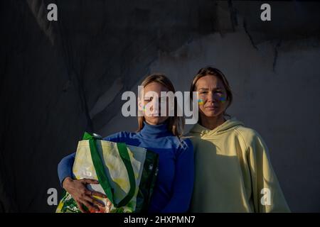 Ukrainische Frauen, die die Tüte mit Lebensmitteln aufeinander zu packen Stockfoto