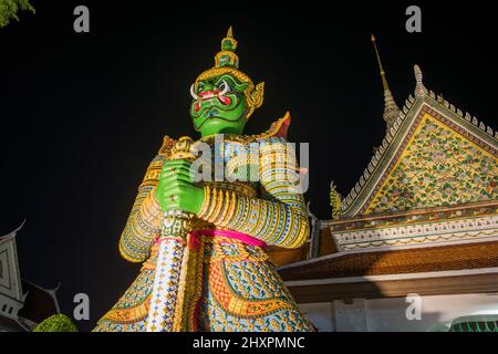 Wat Arun Temple of Dawn Buddhistischer Tempel mit Wächter, die Tore schützen. Bangkok, Thailand Stockfoto