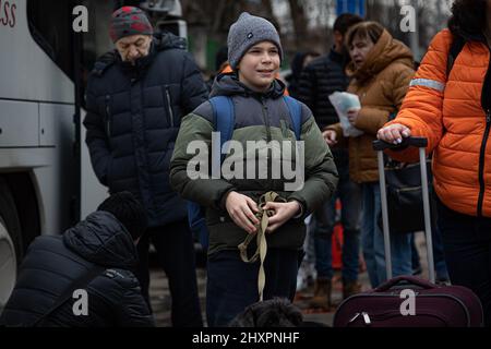 Chisinau, Moldawien. 13. März 2022. Misha, 10 Jahre alt, verließ seine Familie in Zaporozhye, Ukraine, und reiste allein nach Moldawien. Die israelische humanitäre Gruppe Vereinigte Hatzalah, führte am 13. März 2022 in Chisinau, Moldawien, die Operation Orange Wings aus einer Chisinau-Synagoge durch und entführte Hunderte ukrainische Flüchtlinge in Sicherheit. Mehr als zweieinhalb Millionen Menschen sind aus der Ukraine in Nachbarländer geflohen, seit Russland am 24. Februar eine großangelegte Invasion des Landes eingeleitet hat. (Foto: Michael Nigro/Pacific Press) Quelle: Pacific Press Media Production Corp./Alamy Live News Stockfoto