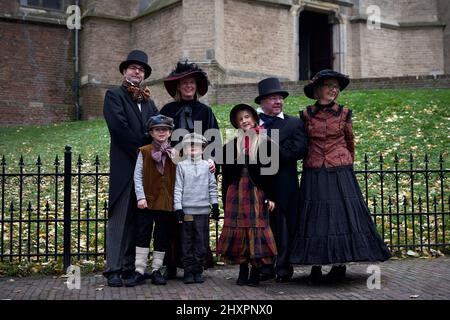 Eine in historischen Kleidern gekleidete Familie posiert für Fotografen neben der Stadtkirche Stockfoto