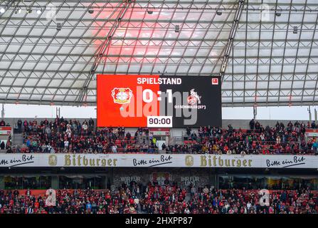 Leverkusen/Deutschland. 13.. März 2022, Anzeigetafel mit dem Ergebnis, Endergebnis, Fußball 1. Bundesliga, Spieltag 26., Bayer 04 Leverkusen (LEV) - FC Köln (K) 0: 1, am 13.. März 2022 in Leverkusen/Deutschland. #Die DFL-Vorschriften verbieten die Verwendung von Fotos als Bildsequenzen und/oder quasi-Video # Â Stockfoto