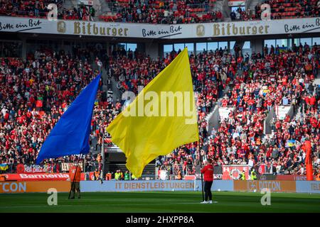 Leverkusen/Deutschland. 13.. März 2022, Protest gegen den Krieg, Flagge, Flagge der Ukraine im Stadion, Fußball 1. Bundesliga, Spieltag 26., Bayer 04 Leverkusen (LEV) - FC Köln (K) 0: 1, am 13.. März 2022 in Leverkusen/Deutschland. #Die DFL-Vorschriften verbieten die Verwendung von Fotos als Bildsequenzen und/oder quasi-Video # Â Stockfoto