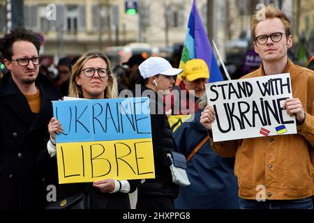 Marseille, Frankreich. 12. März 2022. Die Demonstranten halten während der Demonstration Plakate, auf denen ihre Meinung zum Ausdruck kommt. Ukrainer aus Frankreich und ihre Anhänger demonstrierten in den Straßen von Marseille gegen die russische Invasion in der Ukraine. Kredit: SOPA Images Limited/Alamy Live Nachrichten Stockfoto