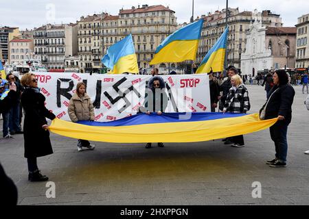 Marseille, Frankreich. 12. März 2022. Während der Demonstration halten die Demonstranten ein Banner und ukrainische Flaggen. Ukrainer aus Frankreich und ihre Anhänger demonstrierten in den Straßen von Marseille gegen die russische Invasion in der Ukraine. Kredit: SOPA Images Limited/Alamy Live Nachrichten Stockfoto