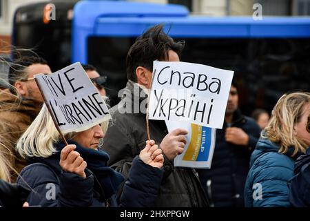 Marseille, Frankreich. 12. März 2022. Die Demonstranten halten während der Demonstration Plakate, auf denen ihre Meinung zum Ausdruck kommt. Ukrainer aus Frankreich und ihre Anhänger demonstrierten in den Straßen von Marseille gegen die russische Invasion in der Ukraine. Kredit: SOPA Images Limited/Alamy Live Nachrichten Stockfoto